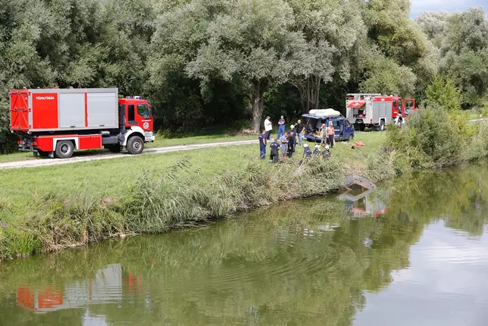Tzoltk s bvrok egy aut kiemelsn a Zala folynl Zalavr kzelben