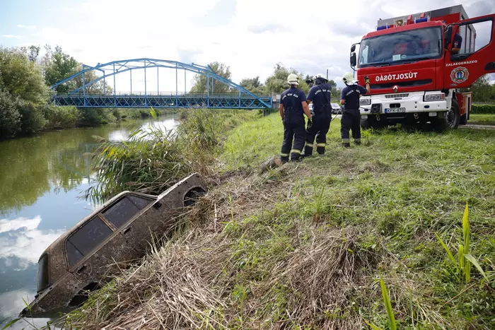 Egy Lada szemlygpkocsi kiemelse a Zala folybl