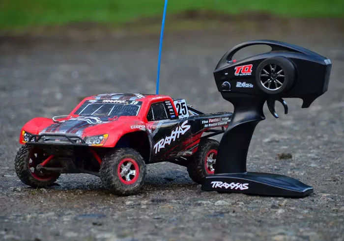 RC kltri piros tvirnyts aut